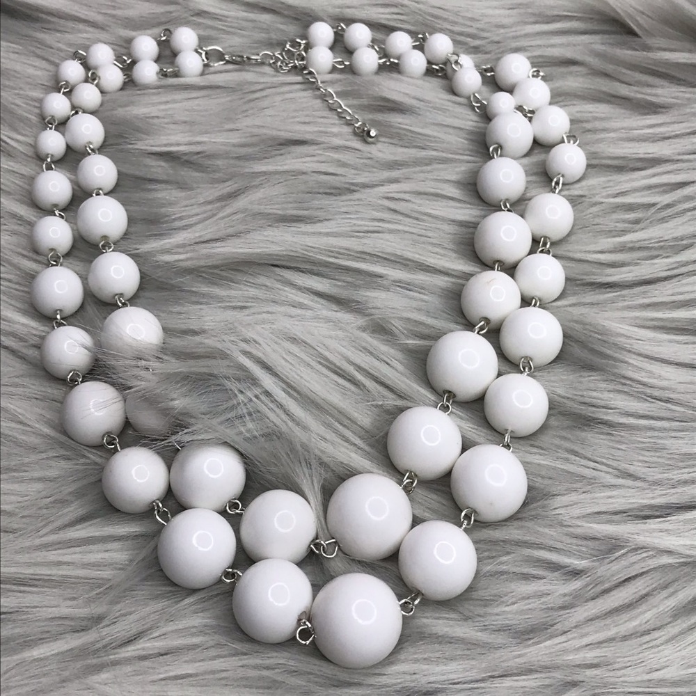 🎀 White Beaded Necklace